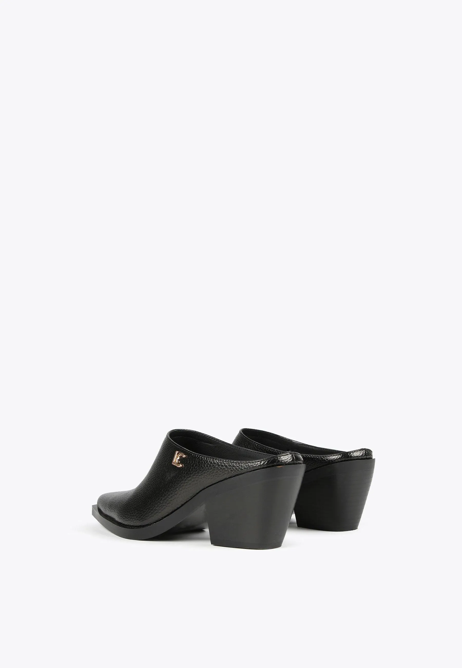 Country-style clogs