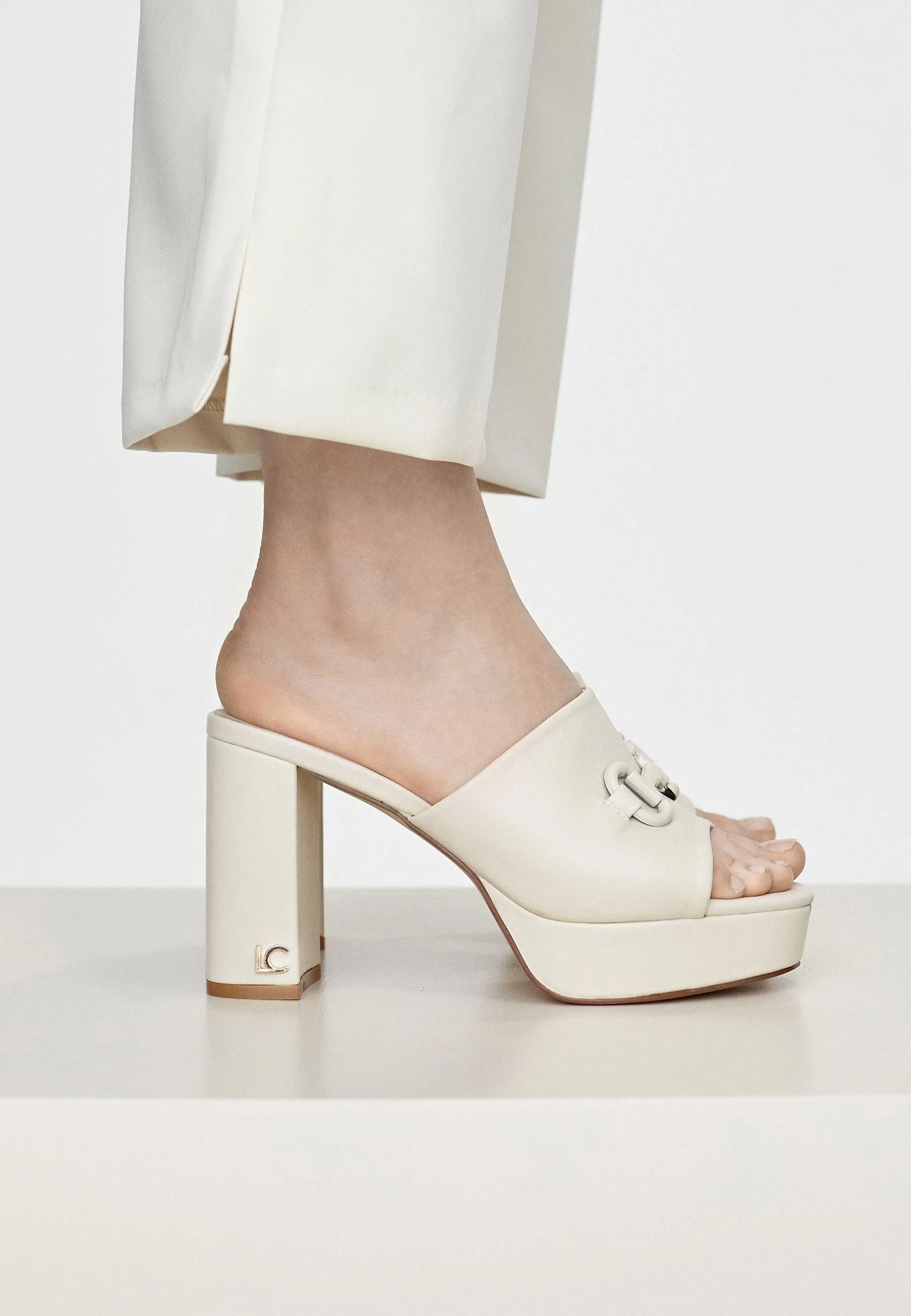 Heeled clogs with decorative buckle