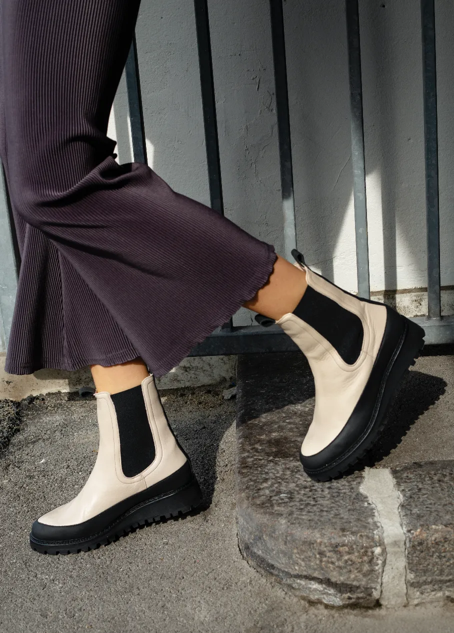 Iowa Off White Chelsea Boots